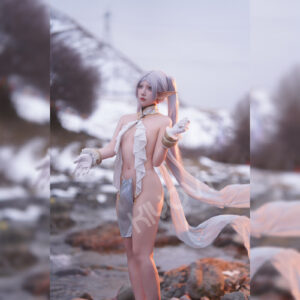 @DISHWASHER1910 Frieren elf cosplay: gold and white costume with delicate chains, long cape, elf ears and leg rings from Sousou no Frieren